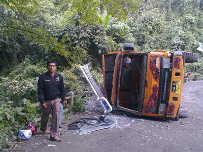 Truk Galian C Terbalik di Jembatan